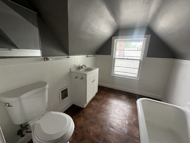 Building Photo - Stylish 3-Bedroom Unit with Private Entran...