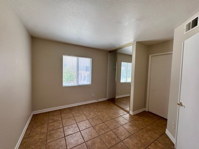 Building Photo - Spacious 4 Bedroom Home with Expansive Bac...
