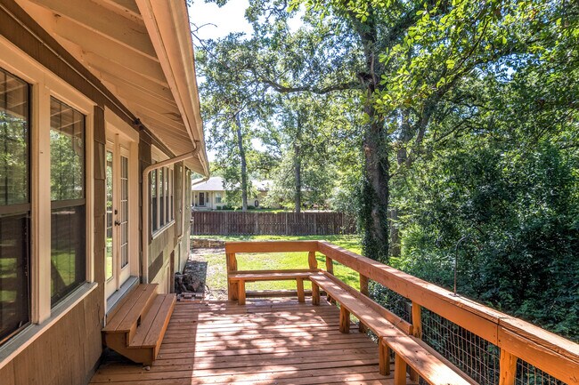 Building Photo - 309 Brookside Dr E