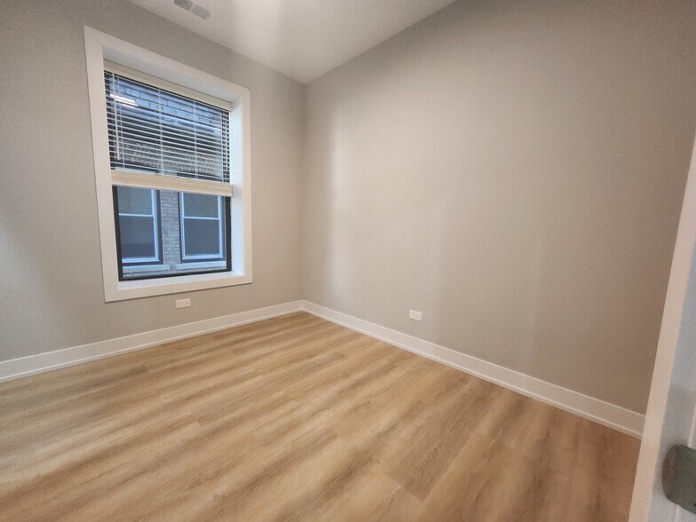 Building Photo - 442 W Belden Ave