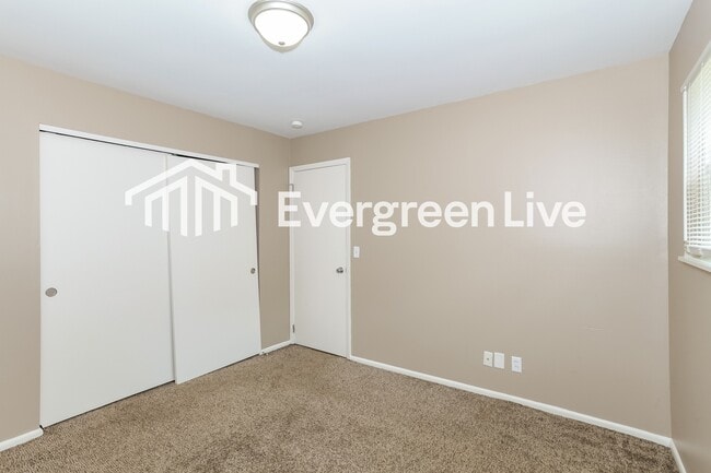 Building Photo - 859 Heatherstone Dr