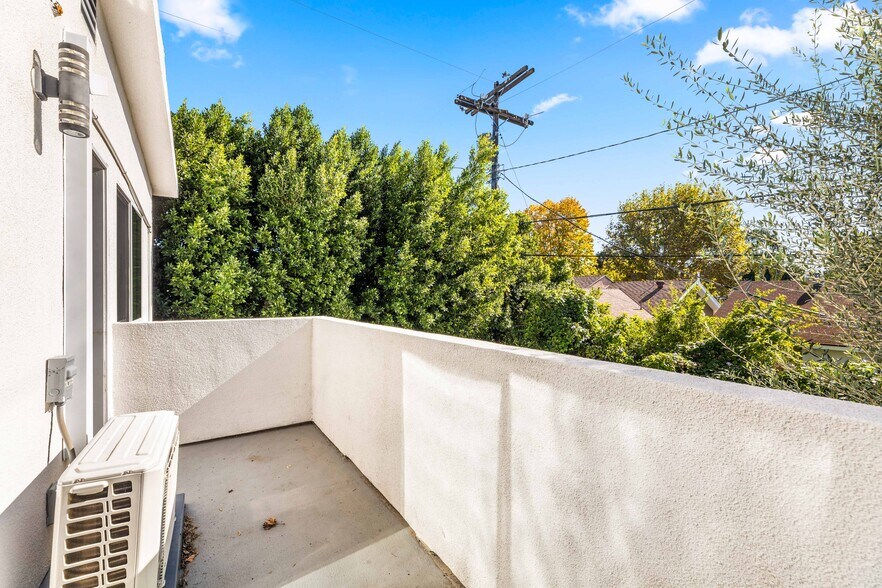 Building Photo - 5702 Vanalden Ave