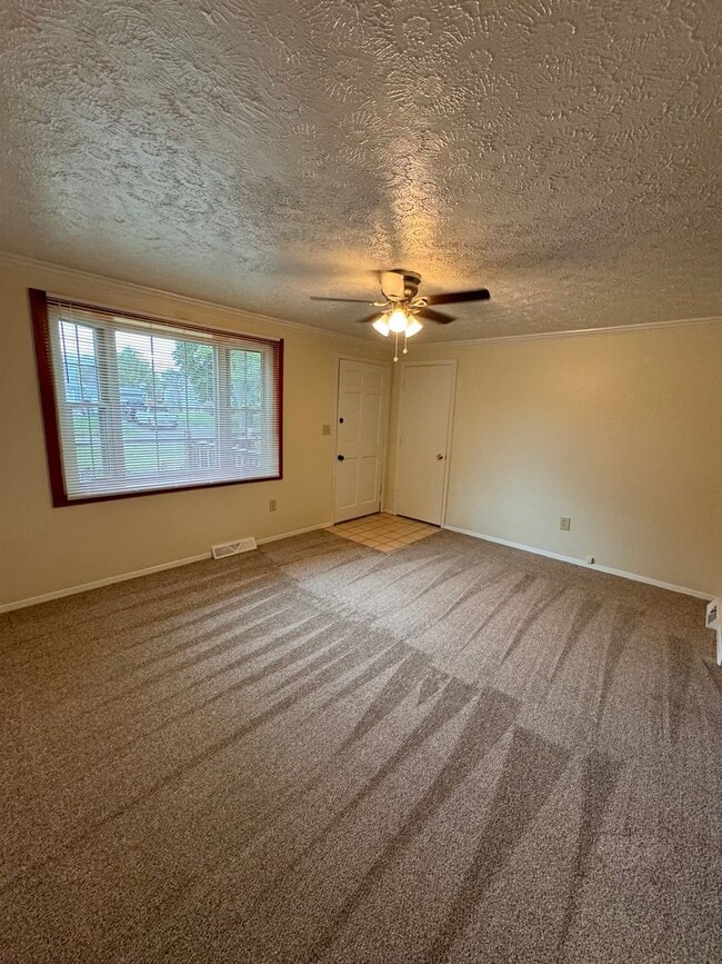 Building Photo - 597 Aurora Dr