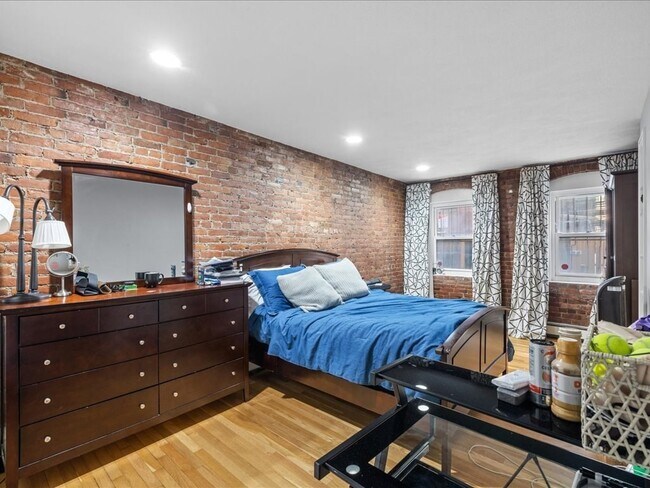 Building Photo - 407 Marlborough St