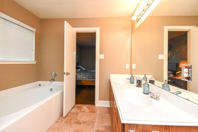 Building Photo - 10735 Cobblecreek Way