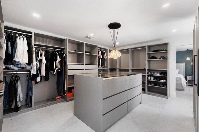 Building Photo - 932 Nandina Dr