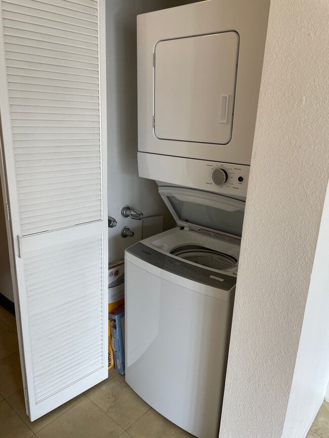 Building Photo - Rainbow Place - Moiliili - 1 Bdrm/1 Bath/1...
