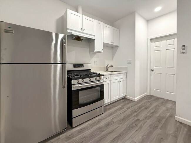 Building Photo - 442 Lightcap St