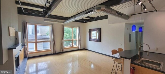 Building Photo - 75 Maple St