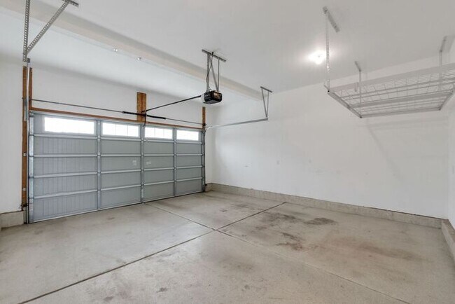 Building Photo - Like New Chic, Modern Spotless w 2 car attached