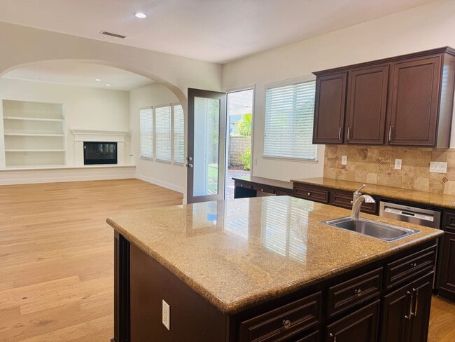 Building Photo - Luxury Rental in Village at the Park