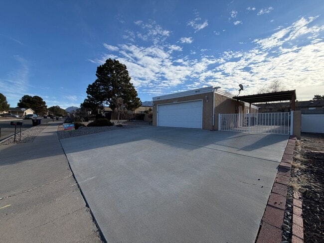 Building Photo - 3 Bedroom Single Story Home Available Near Academy Rd NW & Ventura St NE!