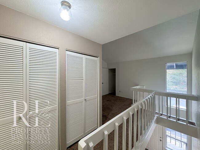 Building Photo - Bright End-Unit Townhome with Loft, Fireplace & Wooded Balcony