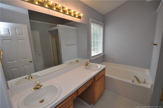 Building Photo - 806 Brickstone Dr