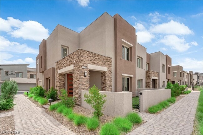 Building Photo - 600 N Carriage Hill Dr
