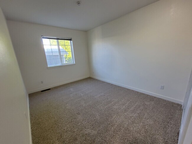 Building Photo - Spacious Kennewick Home | 3 Bedrooms, 2 Ba...