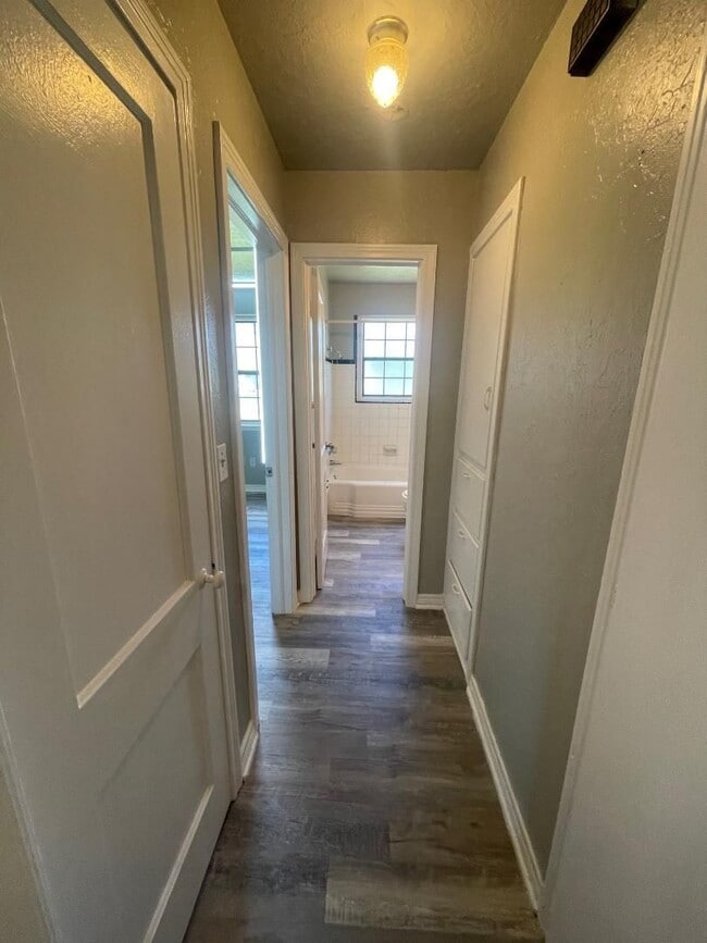 Building Photo - 1 Bed 1 Bath Duplex For Lease Now!