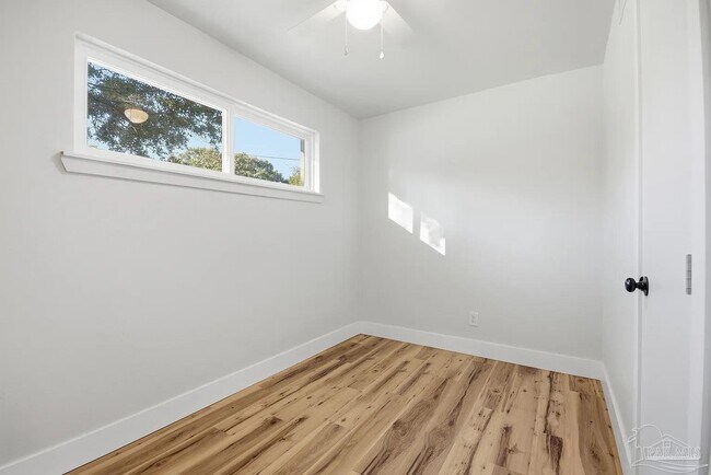 Building Photo - 522 S Edgewood Cir