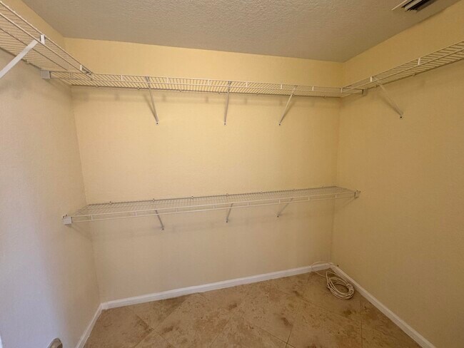 Building Photo - 898 Tulip Cir