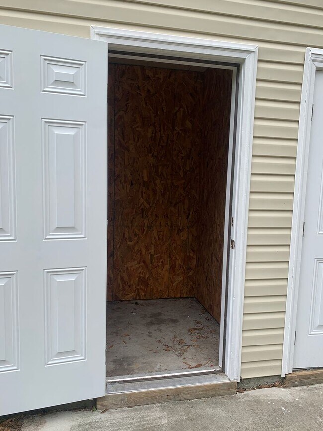 Building Photo - 3 Bedroom 2 Bath House on Victory Gardens Available Now