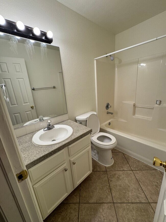 Building Photo - Beautiful 3 bedroom house avail 6/12