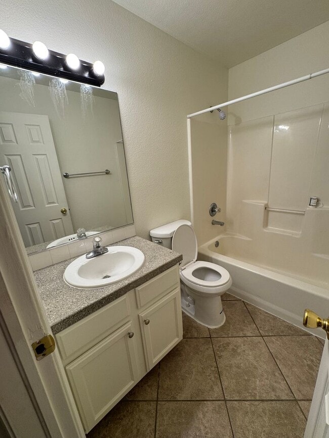 Building Photo - Beautiful 4 bedroom house avail 6/12