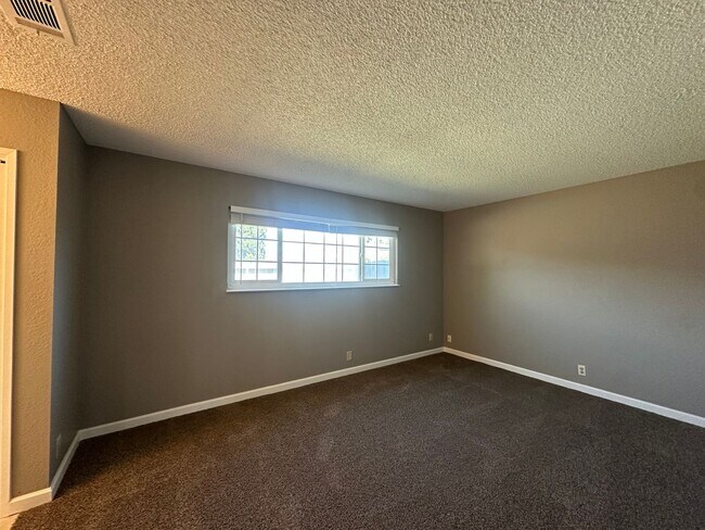 Building Photo - 1175 E Edison St