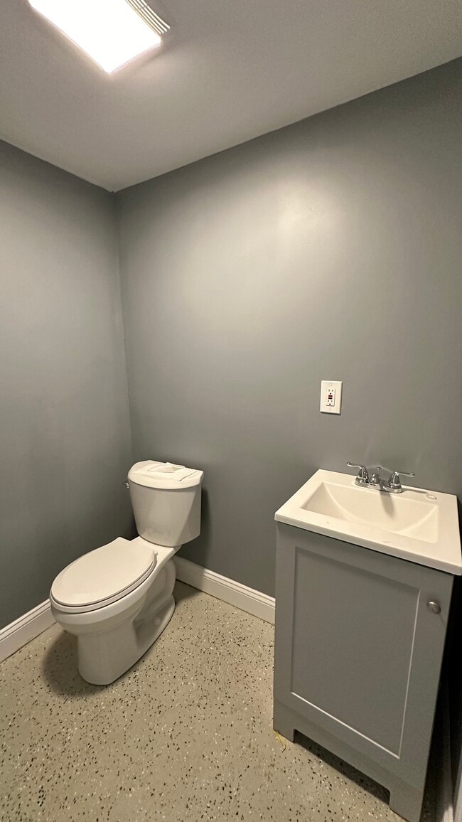 Building Photo - 5152 Crestwood Dr