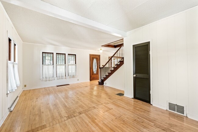 Building Photo - Charming 3 Bedroom, 2 Bath Home with Abundant Space & Natural Light