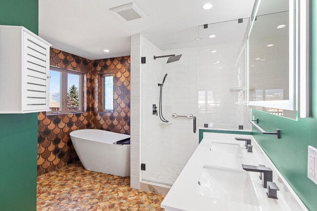 Building Photo - 708 Palisades Dr