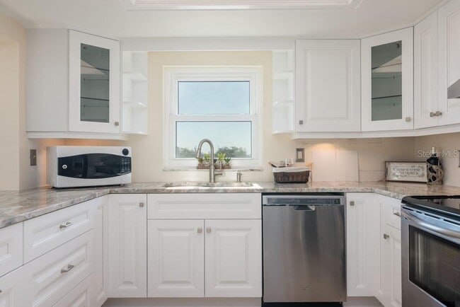 Building Photo - 160 Columbia Dr