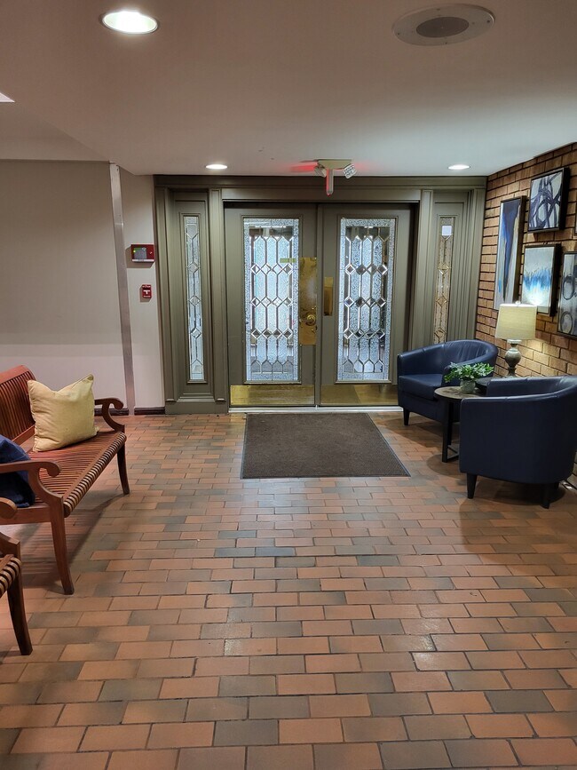 Building Photo - 950 E Rue de la Banque St