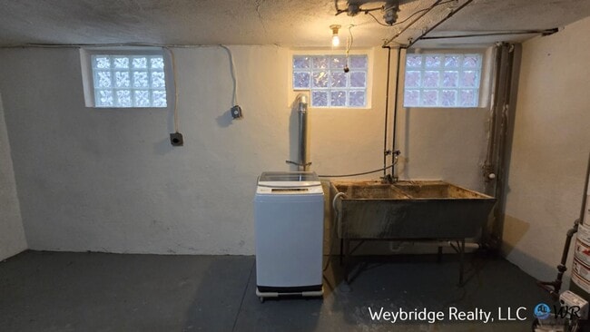 Building Photo - Cozy 2BD 1BTH Cape Cod in College Hill