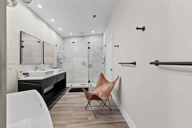 Building Photo - 9040 SW 110th Ave