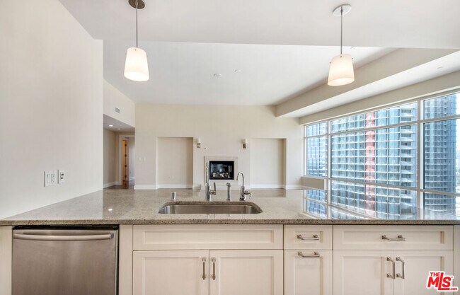 Building Photo - 1 W Century Dr