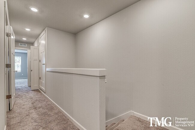 Building Photo - 3 Bedroom, 2.5 Bath Townhome In Ridgefield!