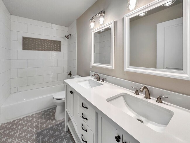 Building Photo - $0 DEPOSIT OPTION. 4 BED 3 BATH IN HAMPDEN HEIGHTS!