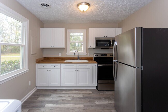 Building Photo - Welcome to this beautiful 1 bedroom and 1 bath unit in a stellar location!