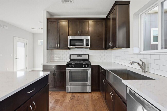 Building Photo - 1912 Dinsdale Ln