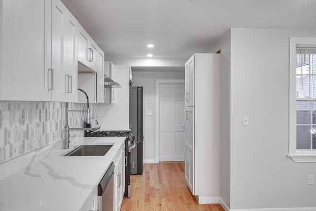 Building Photo - 32 Northey St