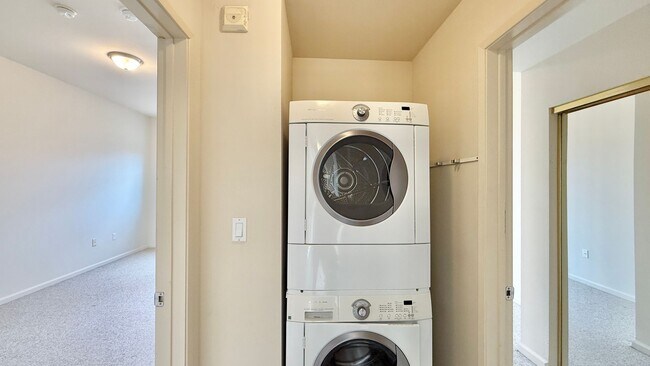 Building Photo - Stylish Rockridge Condo – Prime Location, ...