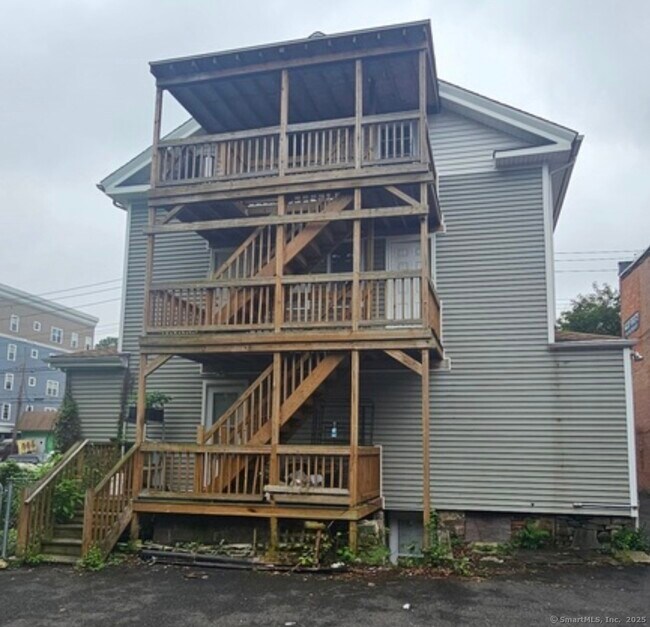 Primary Photo - 539 Howe Ave