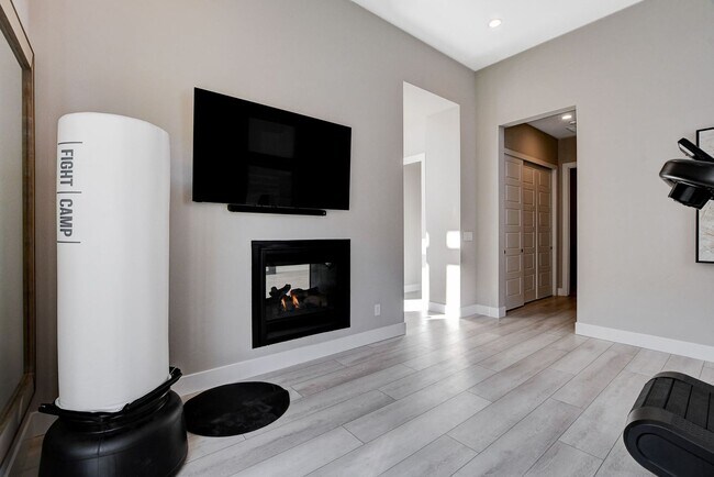 Building Photo - Mesa Ridge Luxury Oasis Feathertop