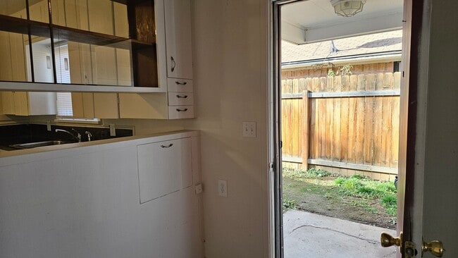 Building Photo - Jean Street 4 Plex