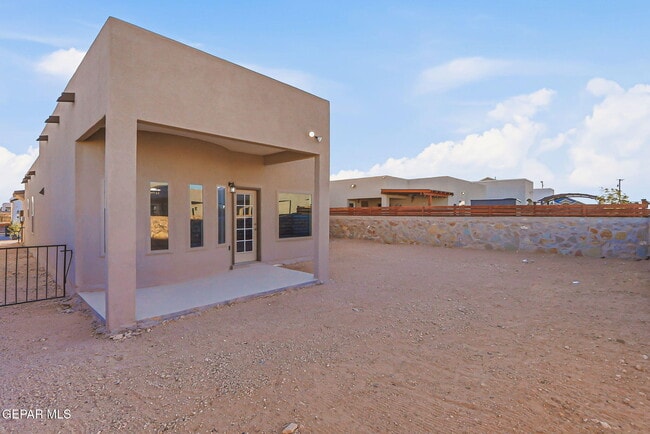 Building Photo - 13817 Summer View Ave