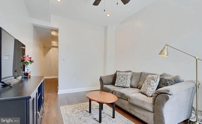 Building Photo - 2242 E Fairmount Ave