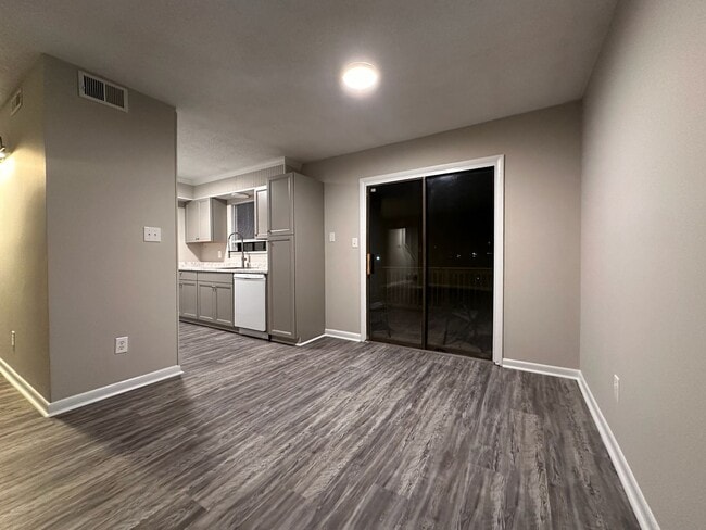 Building Photo - Convenient, in town living with garage!