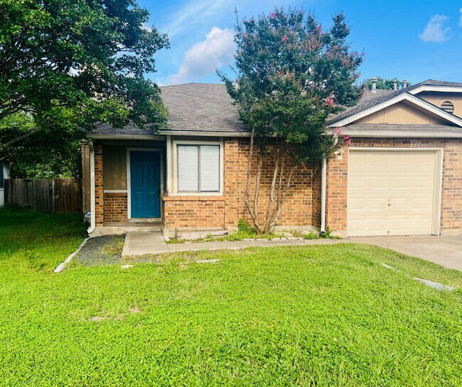 Building Photo - Charming 3 bedroom 2 bath duplex