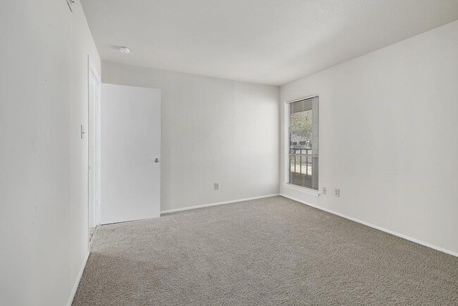 Building Photo - 6910 Hart Ln