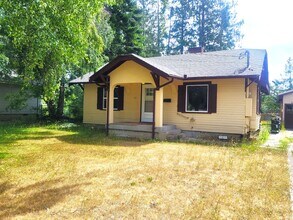 Building Photo - Remodeled 3 Bedroom Plus Office with Large...